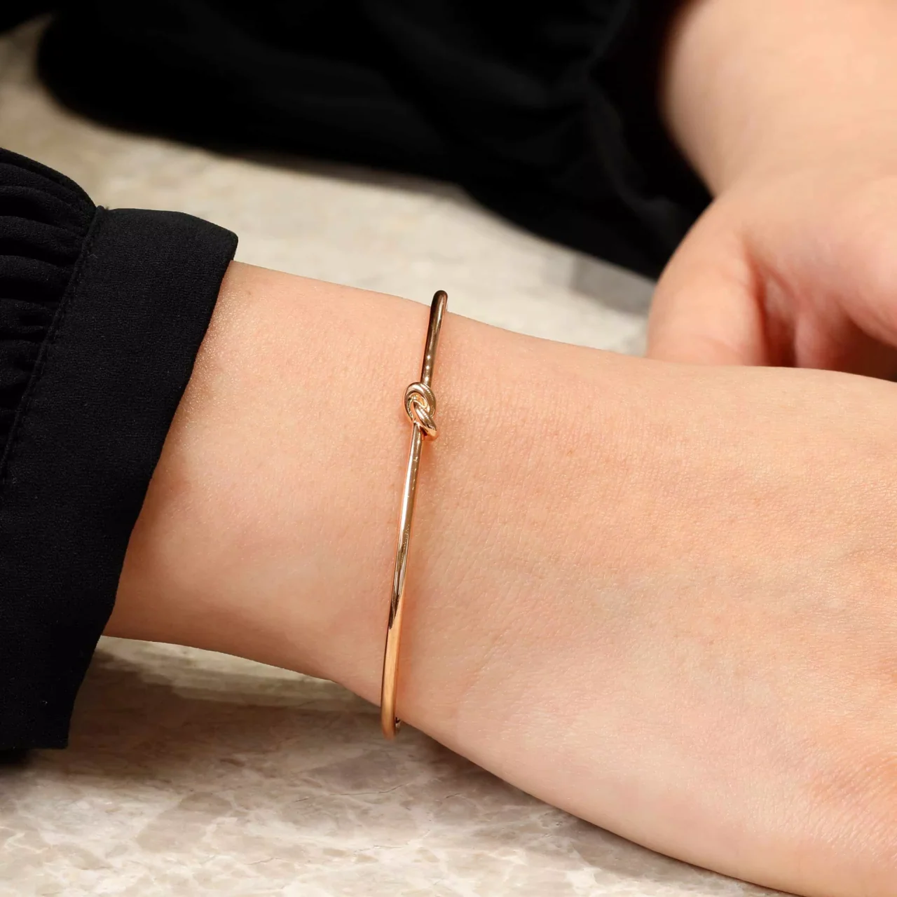18ct rose gold knot bangle - Image 4