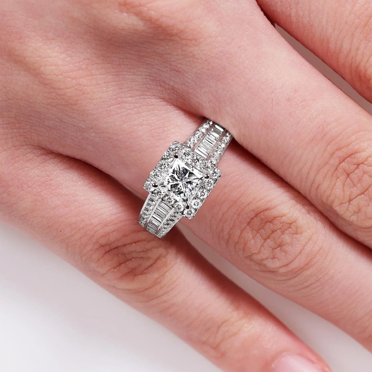 18ct white gold 1.05ct princess cut diamond engagement ring with baguette and round brilliant cut diamonds - Image 4