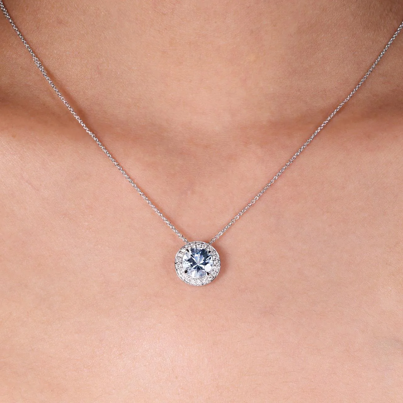 18ct white gold 1.40ct round Santa Maria aquamarine and diamond claw set necklace - Image 2
