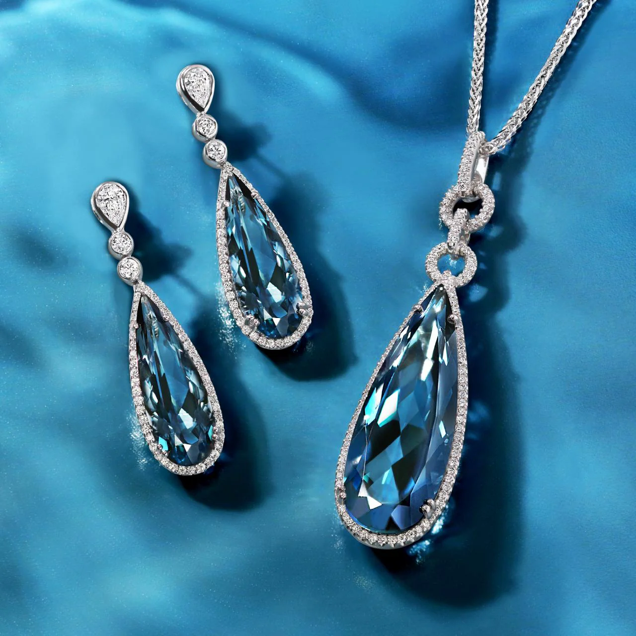 18ct white gold 18.28ct pear cut London blue topaz and diamond drop pendant - Image 3