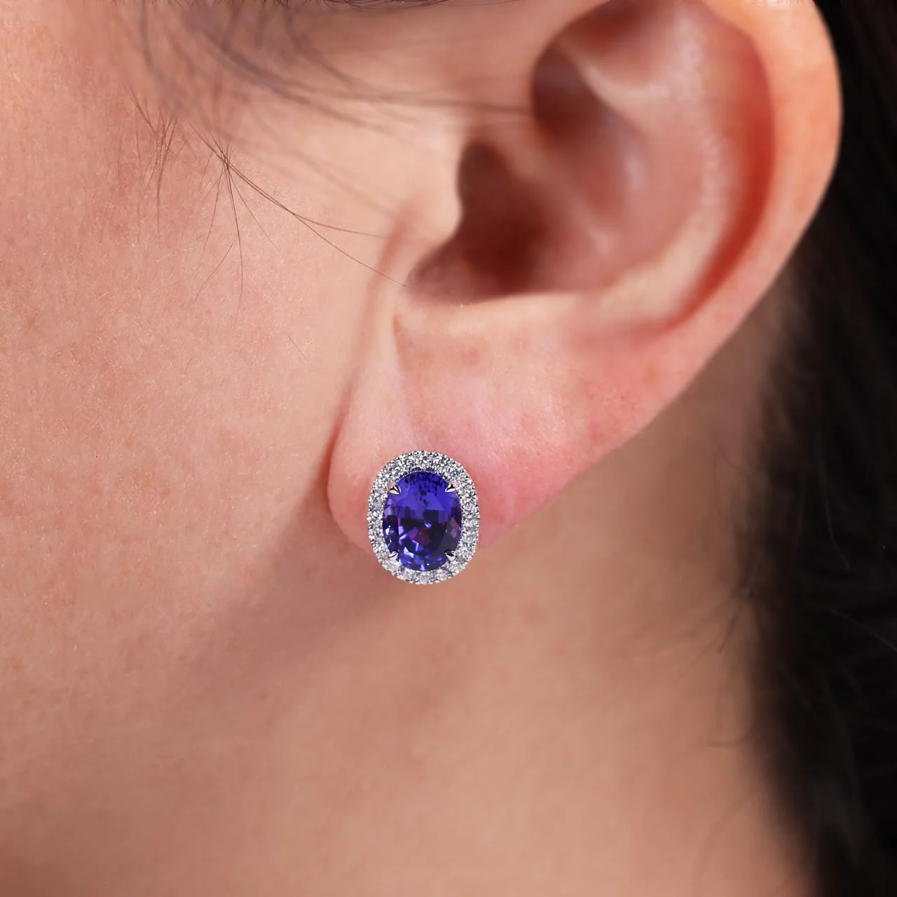 18ct white gold 2=4.94ct oval shape tanzanite and diamond stud earrings - Image 2