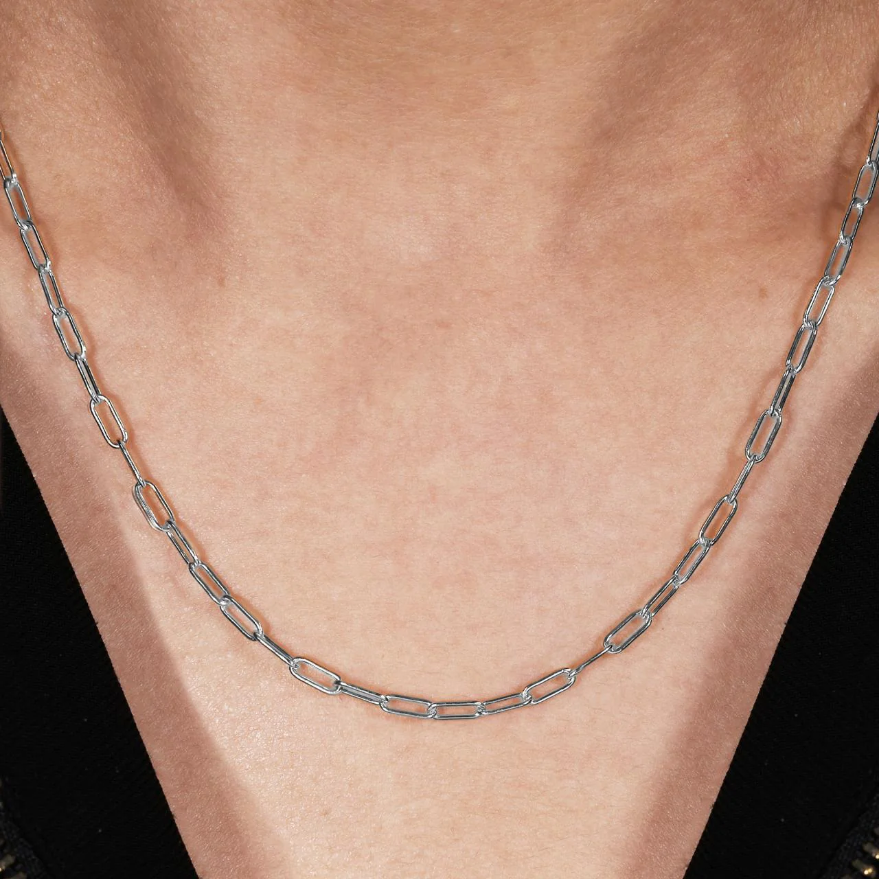 18ct white gold 45cm solid paperclip link chain with lobster clasp - Image 3