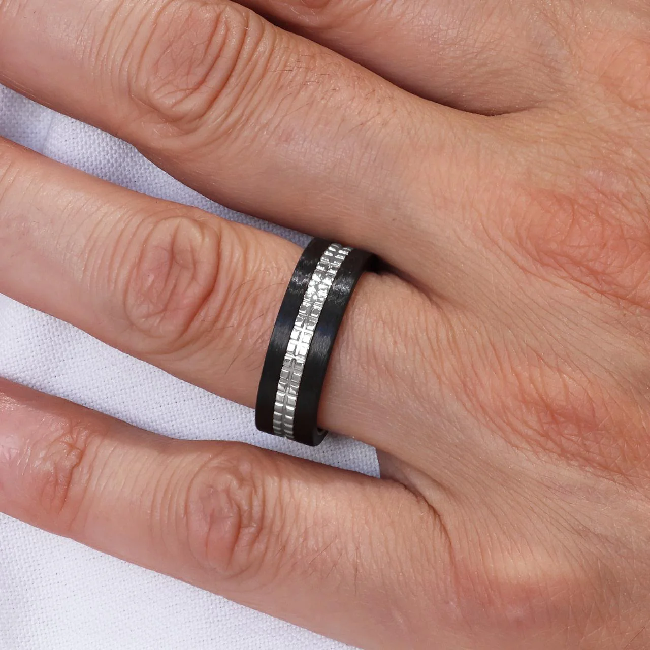 18ct white gold and carbon fibre mens ring - Image 2