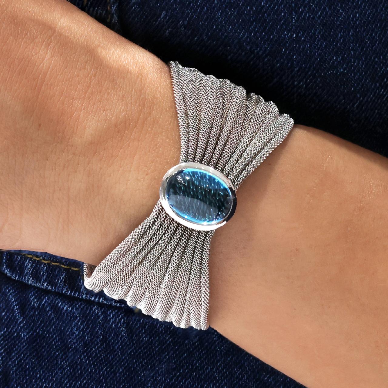 18ct white gold blue topaz bangle features 43.10ct cabochon blue topaz in bezel setting - Image 3
