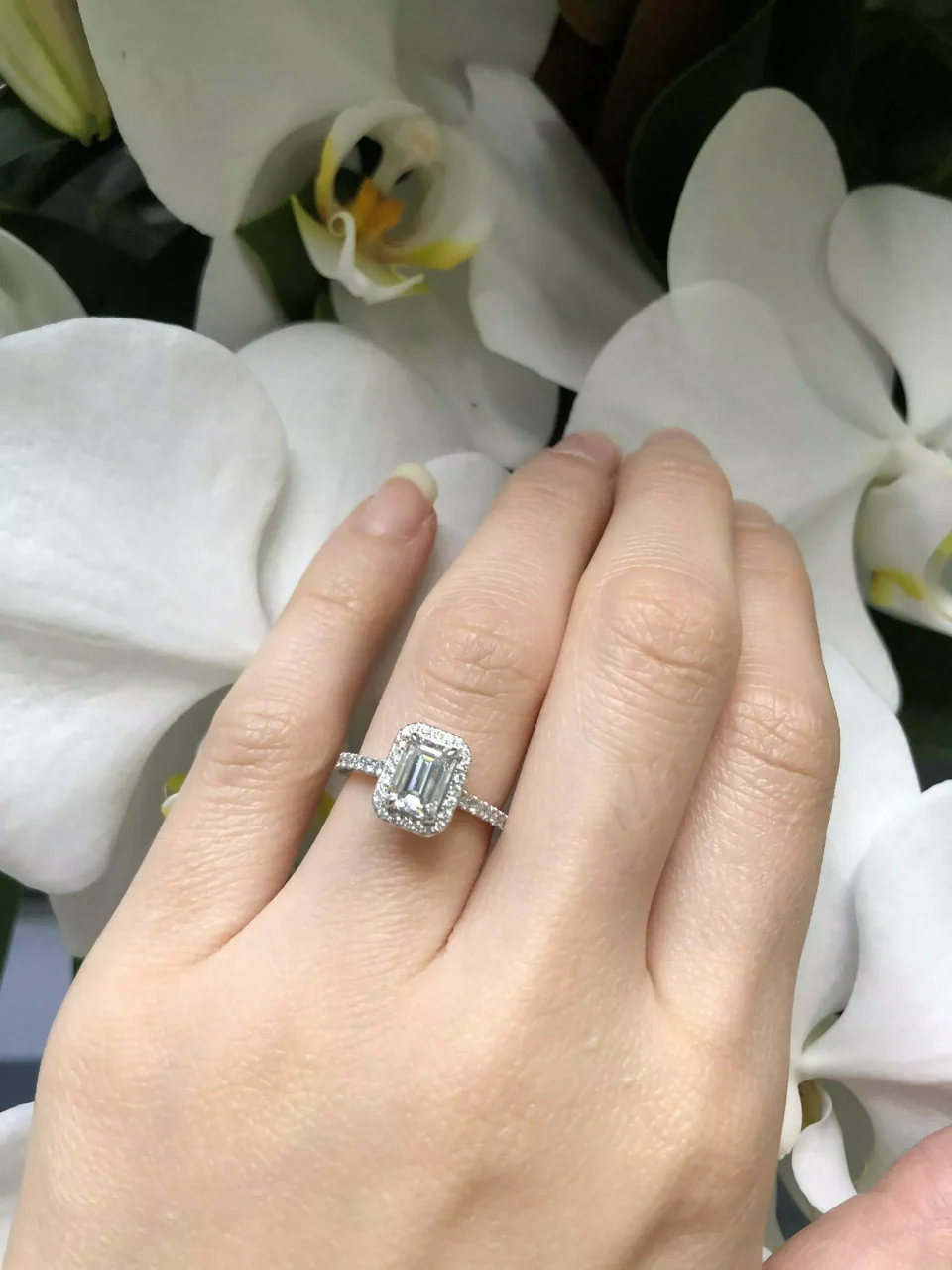 VERNAZZA UPSWEPT - 18ct white gold emerald and round brilliant cut diamond halo engagement ring - Image 3