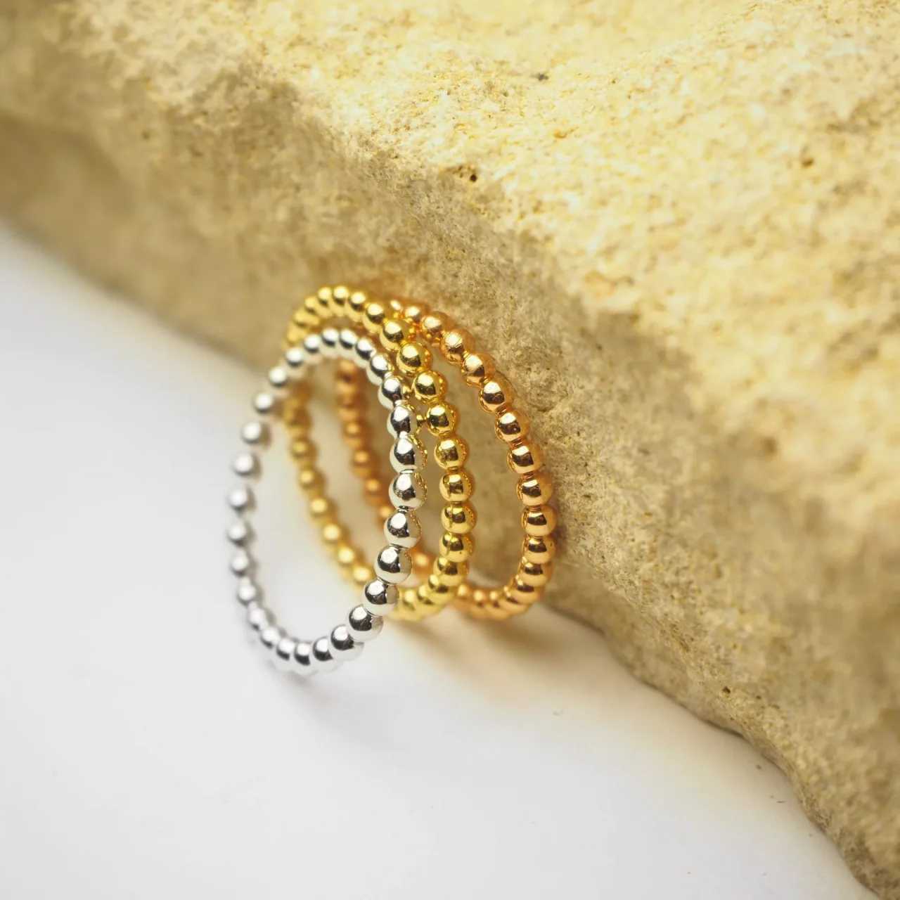 18ct White Gold Full Circle Ball Ring - Image 3