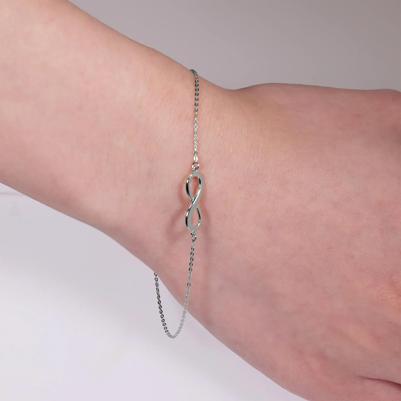 18ct white gold infinity bracelet with spring ring clasp - Image 2