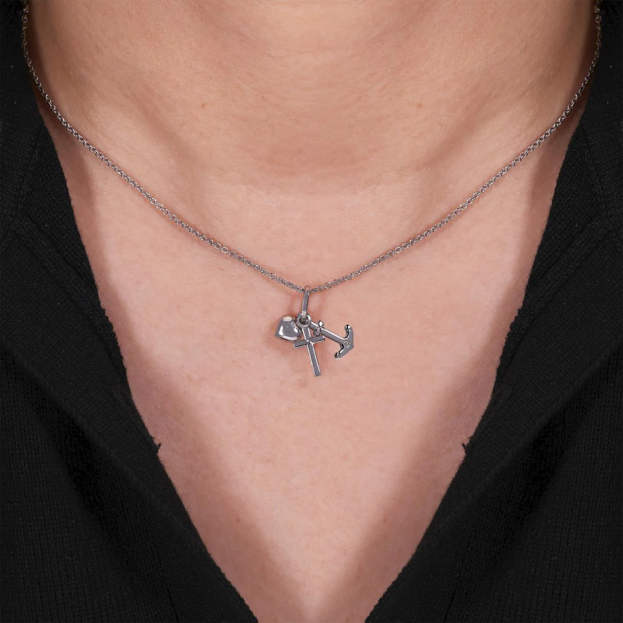 18ct white gold love, cross and anchor pendant - Image 2