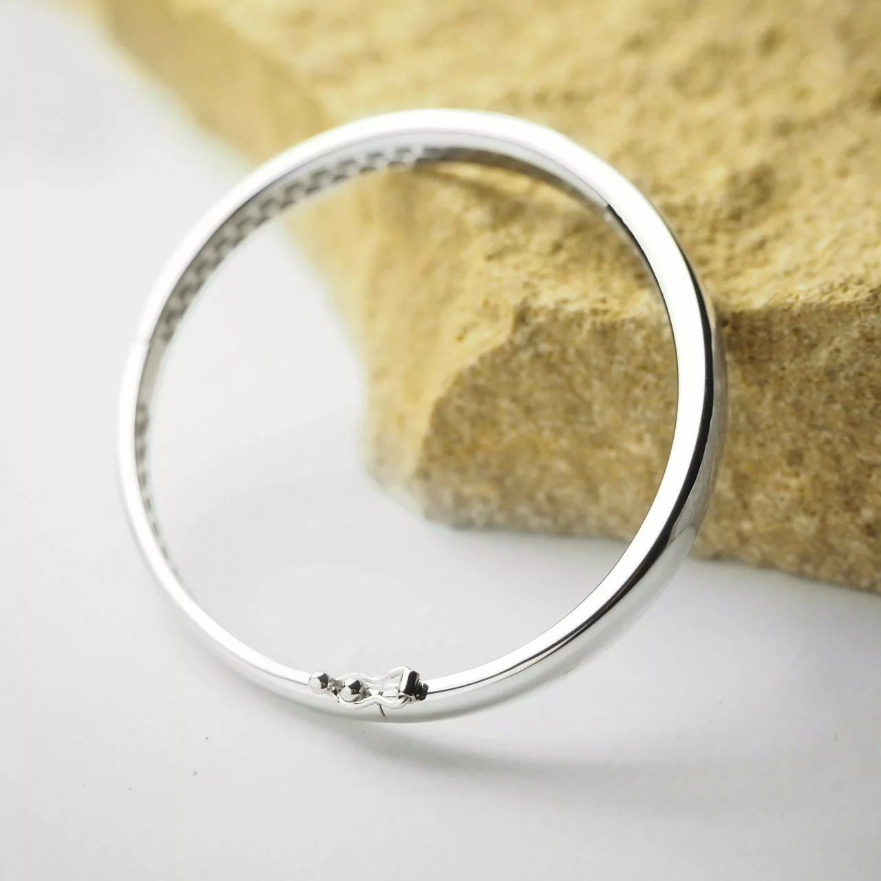 18ct white gold oval hollow hinged bangle - Image 3