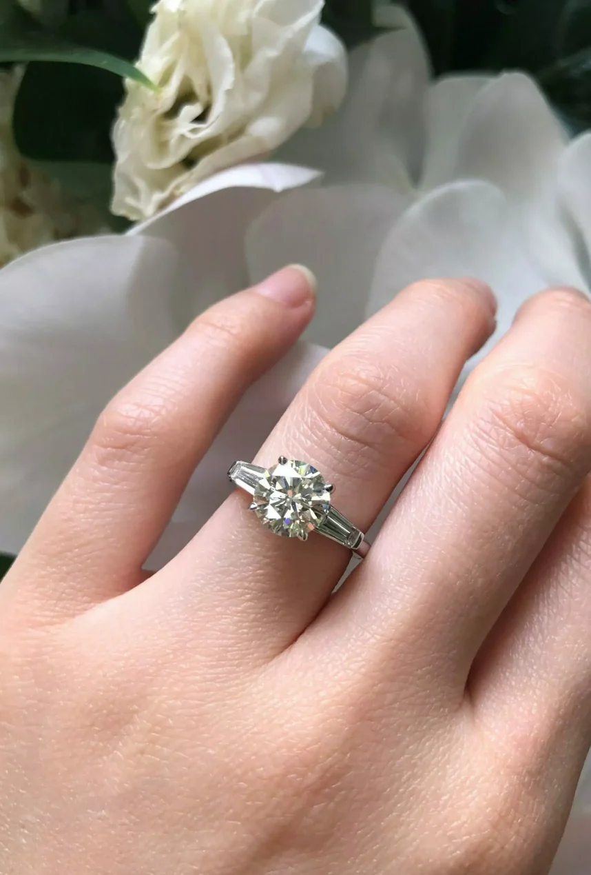 18ct white gold round brilliant and tapered baguette trilogy engagement ring - Image 3