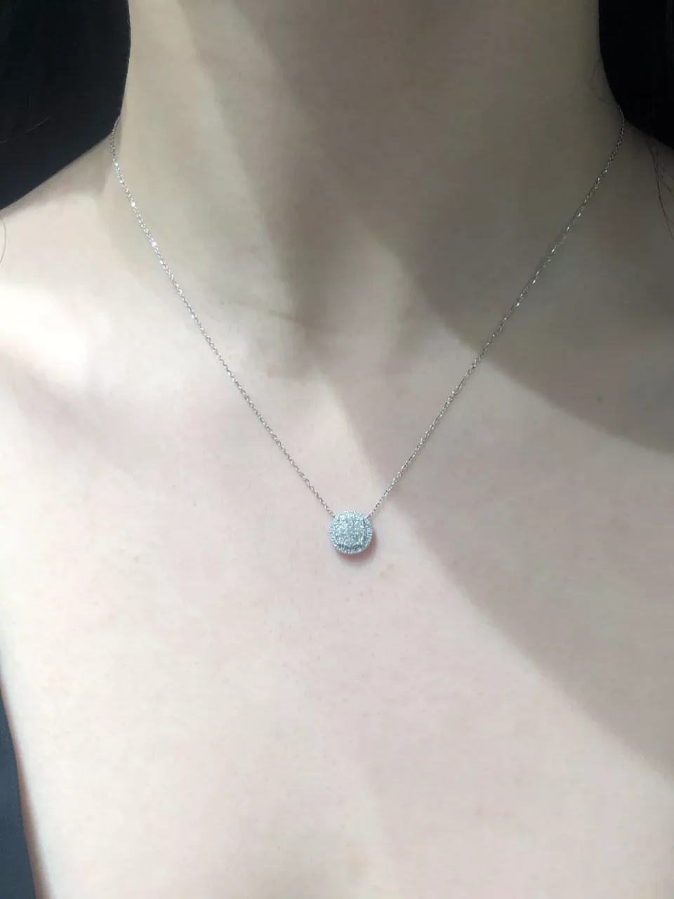 18ct white gold round cluster diamond necklace - Image 2