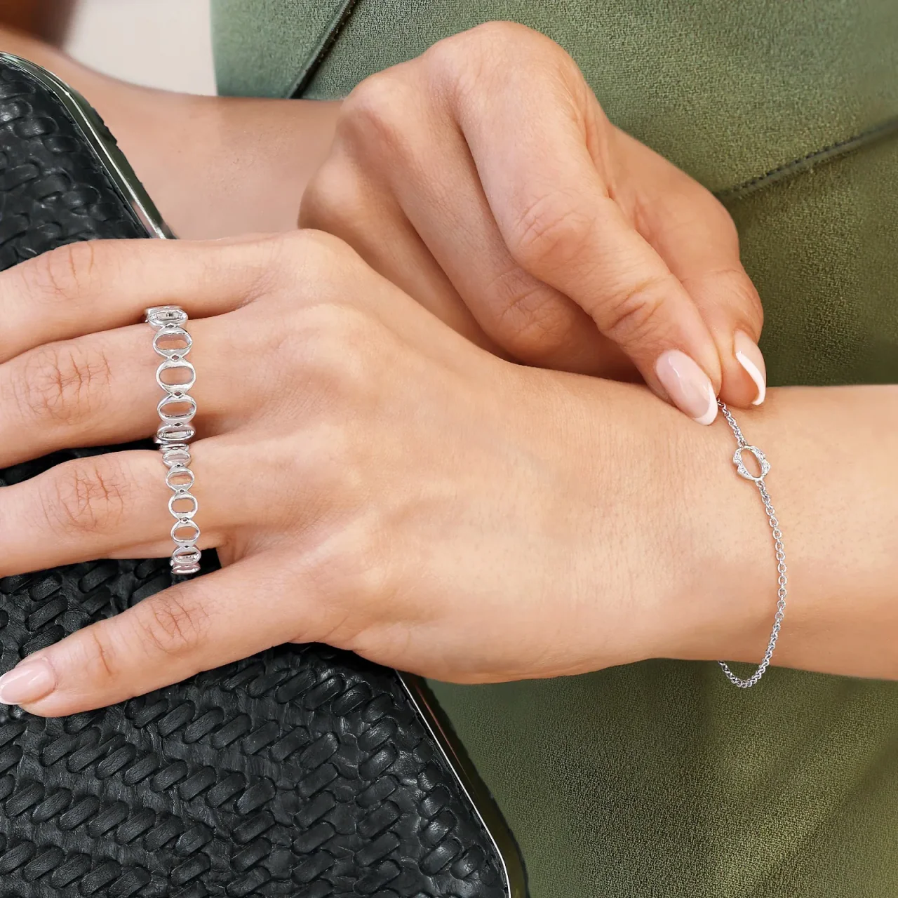 18ct white gold thick ‘O’ ring from the Iconica Collection - Small - Image 3