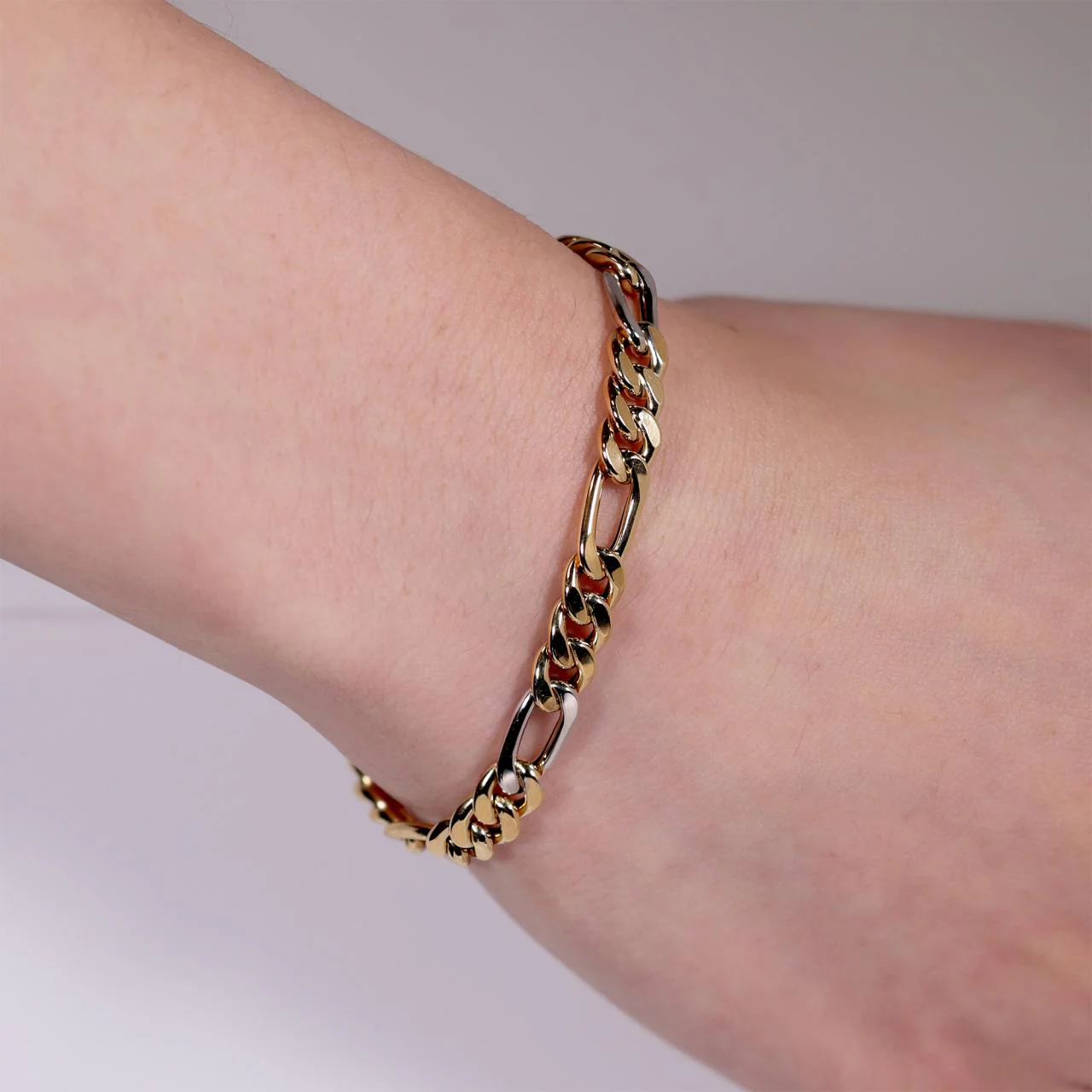 18ct yellow and white gold 21cm diamond cut figaro link bracelet - Image 2