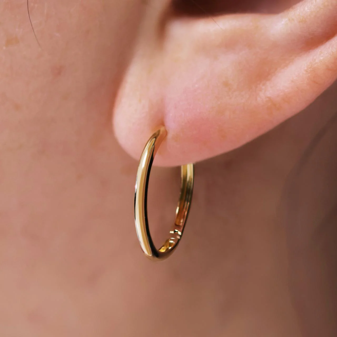 18ct yellow gold 16mm sleeper hinged hoop earrings - Image 2