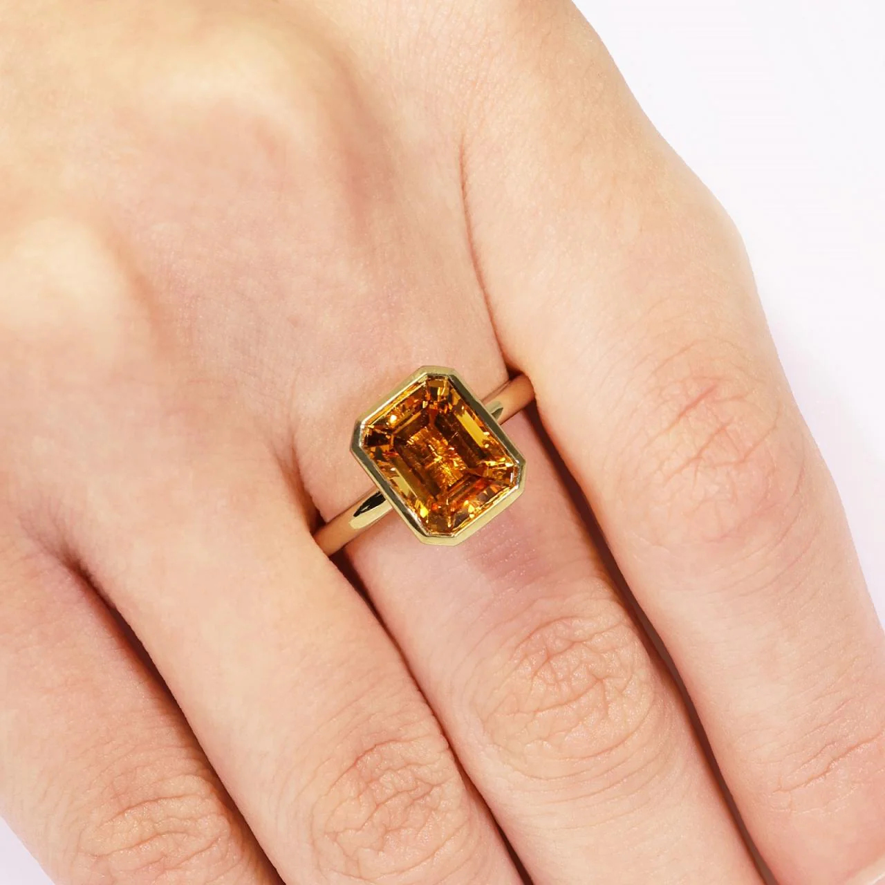 18ct yellow gold 2.98ct emerald cut citrine ring in bezel setting - Image 3