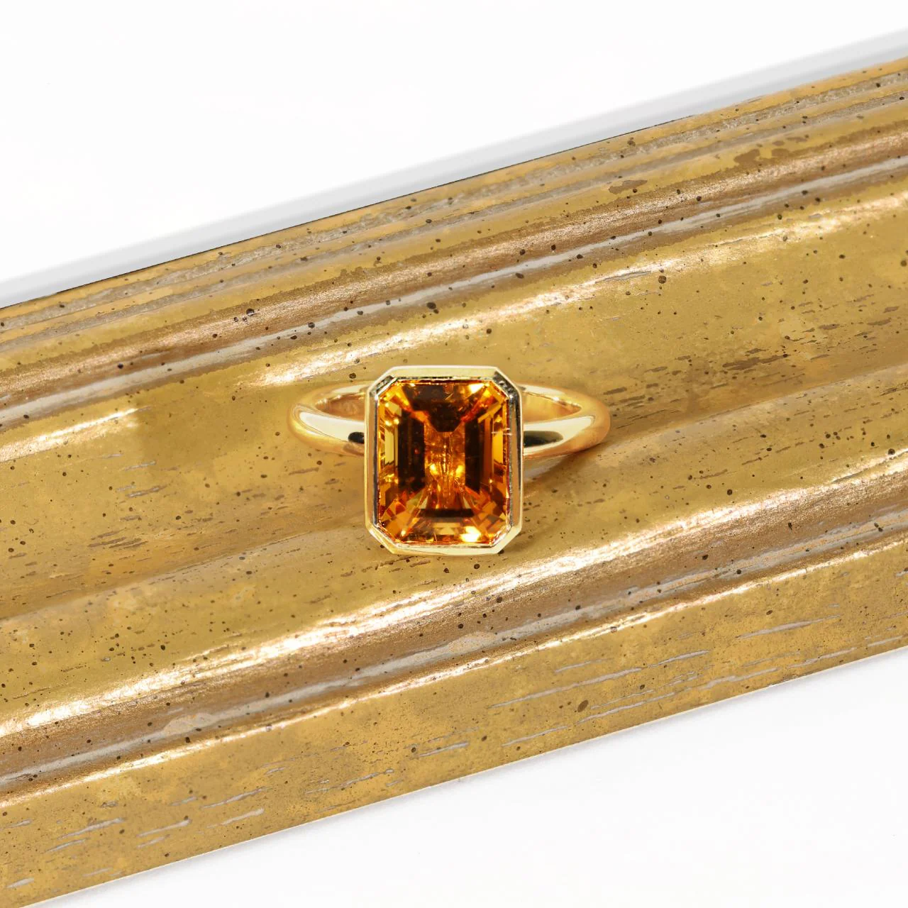 18ct yellow gold 2.98ct emerald cut citrine ring in bezel setting - Image 4