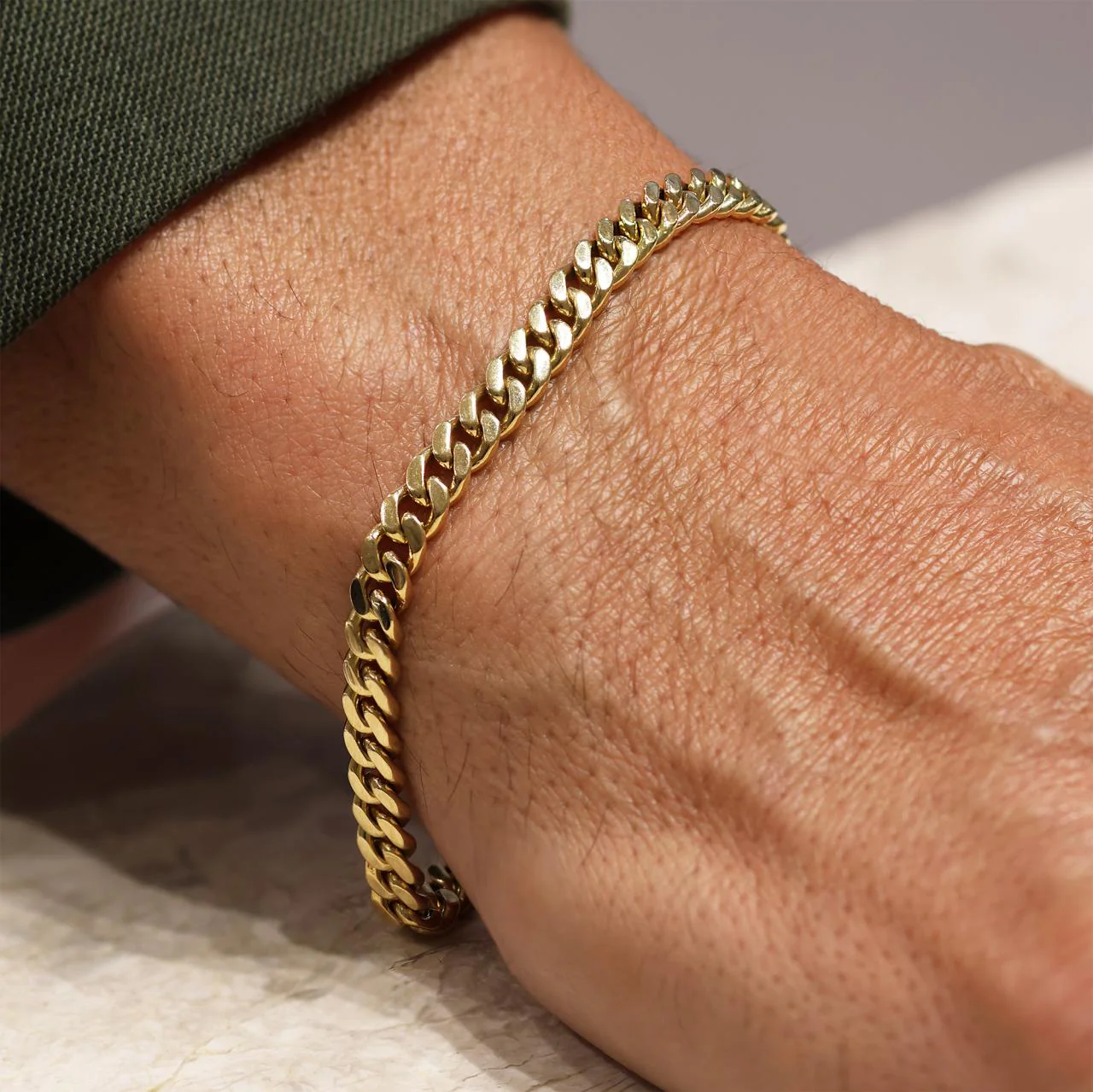 18ct yellow gold 21cm solid flat curb link bracelet - Image 3
