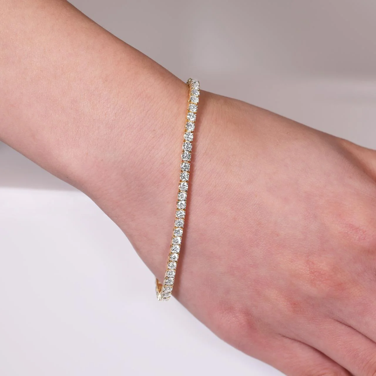 18ct yellow gold  57=5.78ct DEF VVS VS round brilliant cut lab grown diamonds tennis bracelet in a four claw setting - Image 2