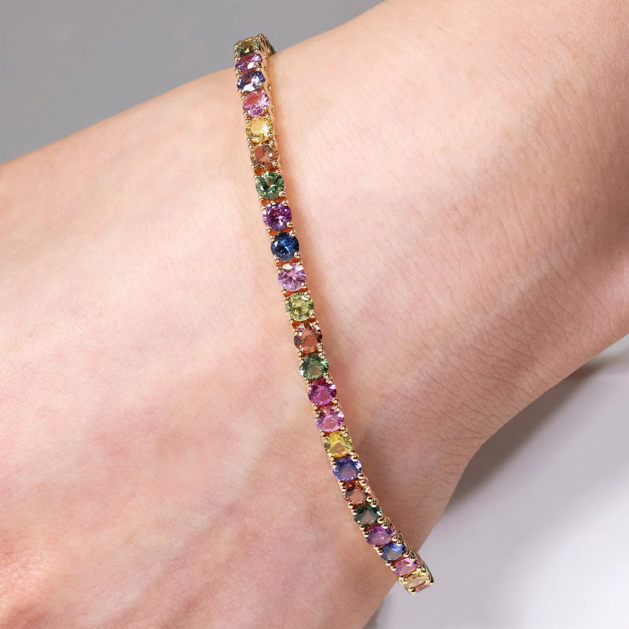 18ct yellow gold 8.62ct round multi colour sapphire bracelet - Image 2
