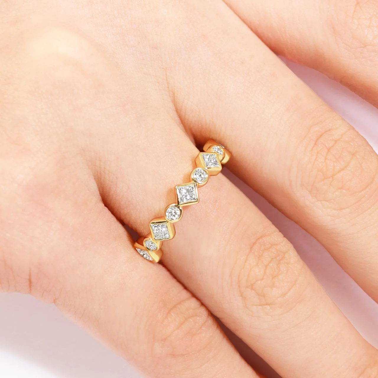 18ct yellow gold full circle round and princess cut diamond ring - Image 2