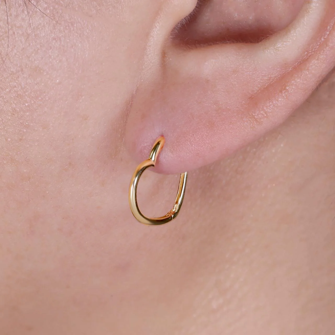 18ct yellow gold heart shape sideways huggies 16mm x 17mm - Image 2