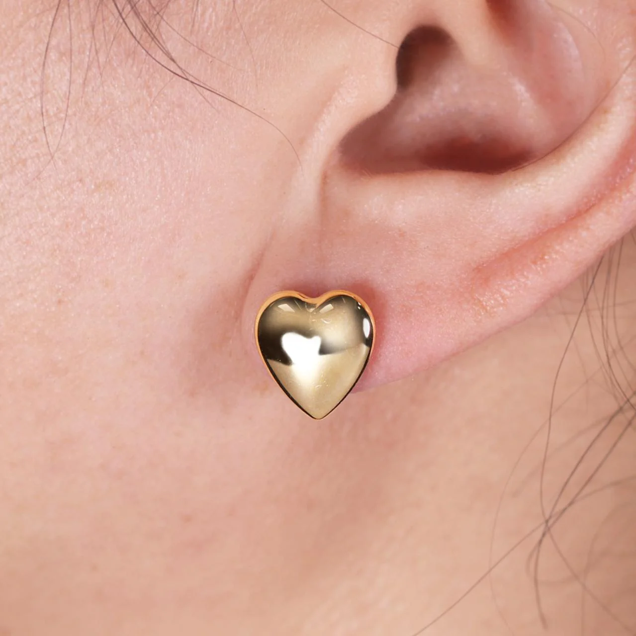18ct yellow gold heart stud earrings. 12mm x 13mm - Image 2