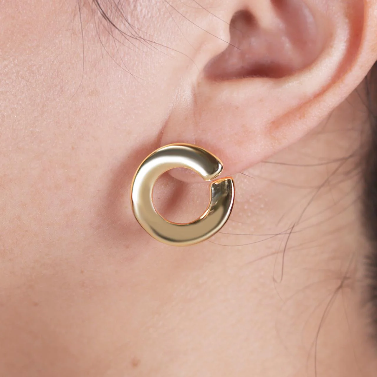 18ct yellow gold hollow chunky circle stud earrings - Image 2