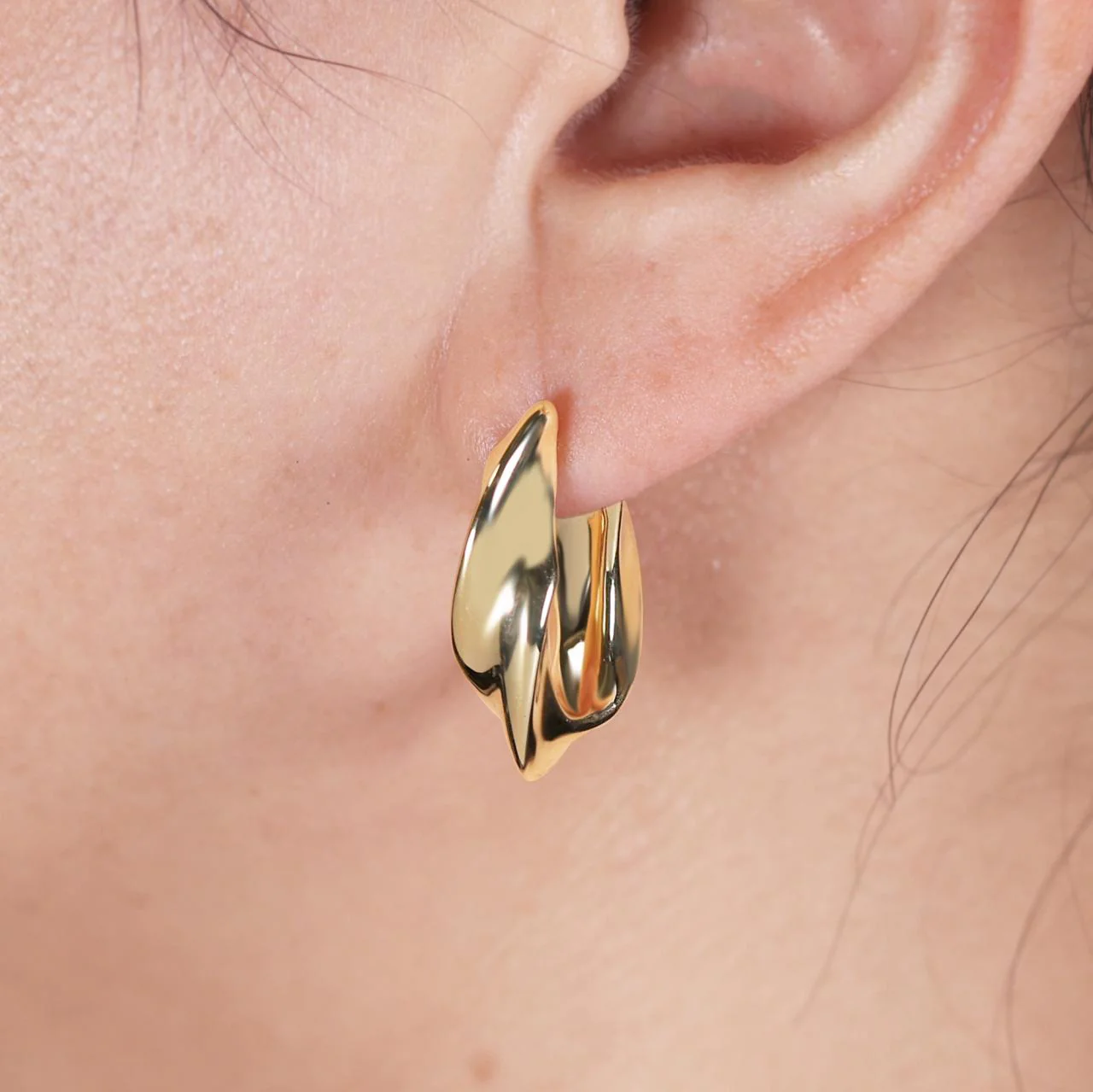 18ct yellow gold hollow chunky oval hoop earrings - Image 2