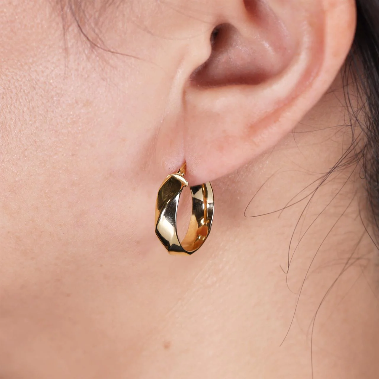 18ct yellow gold hollow faceted hoop earrings. 21mm - Image 2