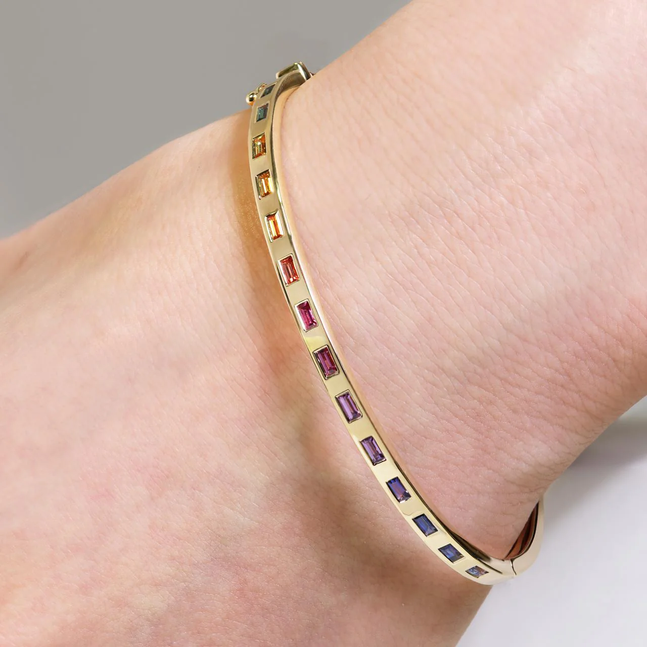 18ct yellow gold multi colour sapphire drop set hinged bangle - Image 2