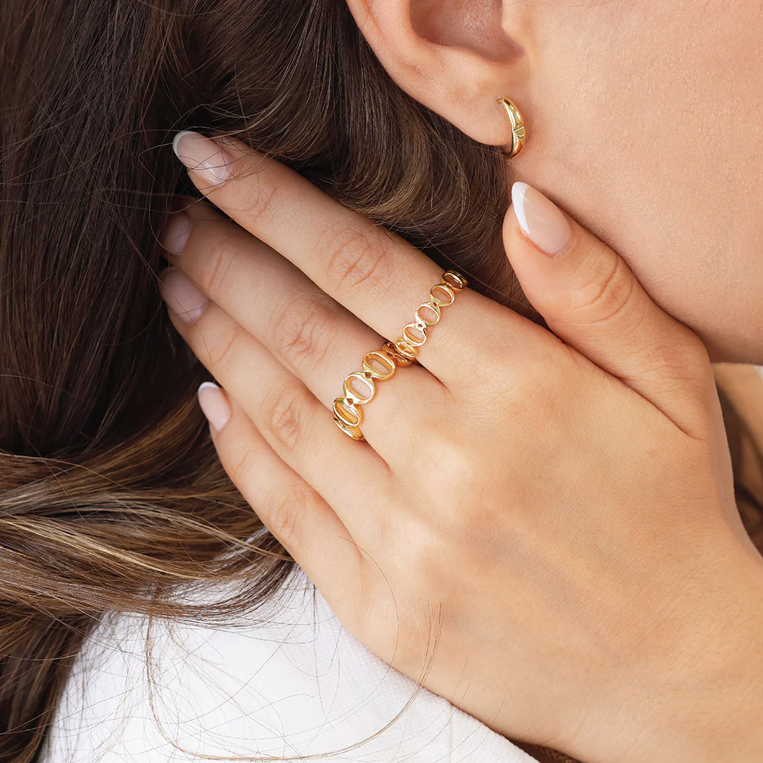 18ct yellow gold small ‘O’ hoop earrings from the Iconica Collection - Image 4