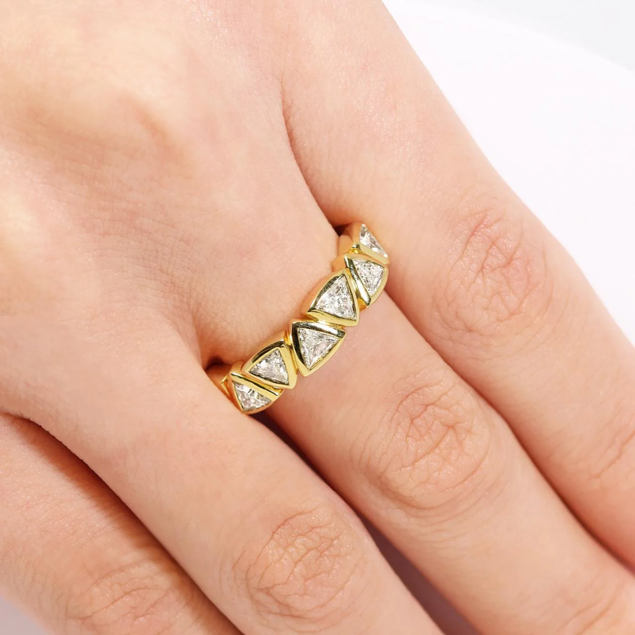 18ct yellow gold trilliant cut diamond bezel set ring - Image 3
