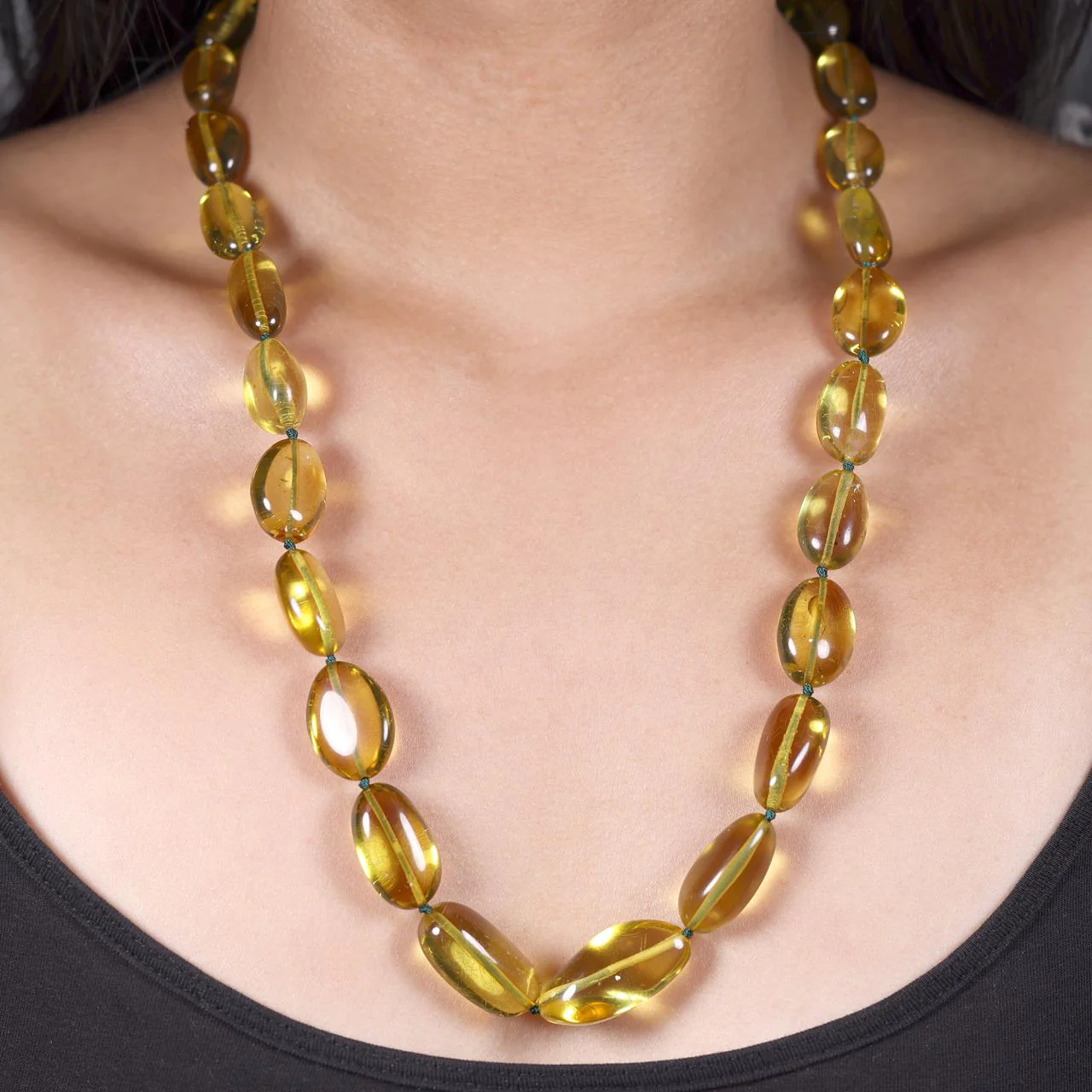 Green amber beads single row bracelet ending with a silver magnetic clasp from the Carmela Cerrone Collection - Image 2
