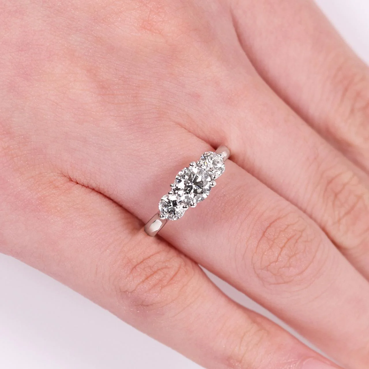 18ct white gold 3=1.01ct round brilliant cut diamonds engagement ring in a claw setting - Image 2