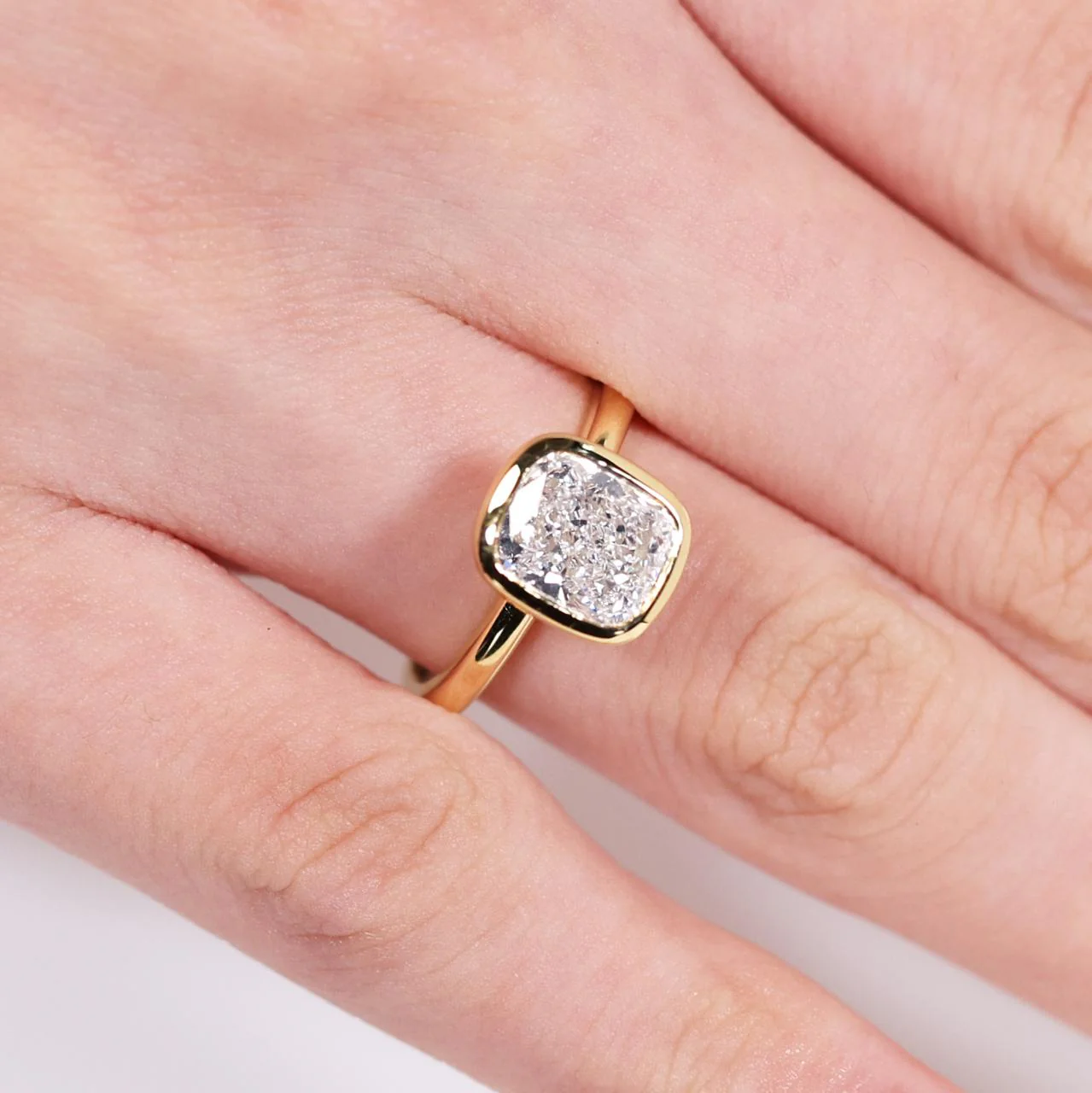 18ct yellow gold 2.11ct E VS1 cushion brilliant cut Lab Grown bezel set diamond engagement ring IGI certified - Image 2