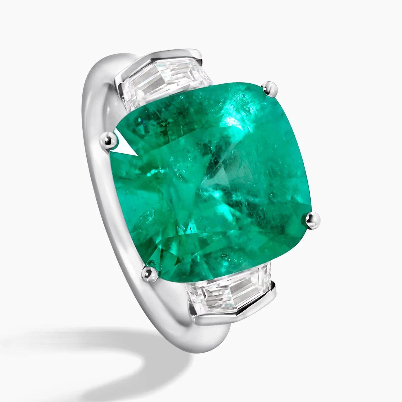 Giardino dell’amore - 18ct white gold 6.39ct cushion cut Colombian Emerald and Cadillac diamond trilogy ring - Image 6