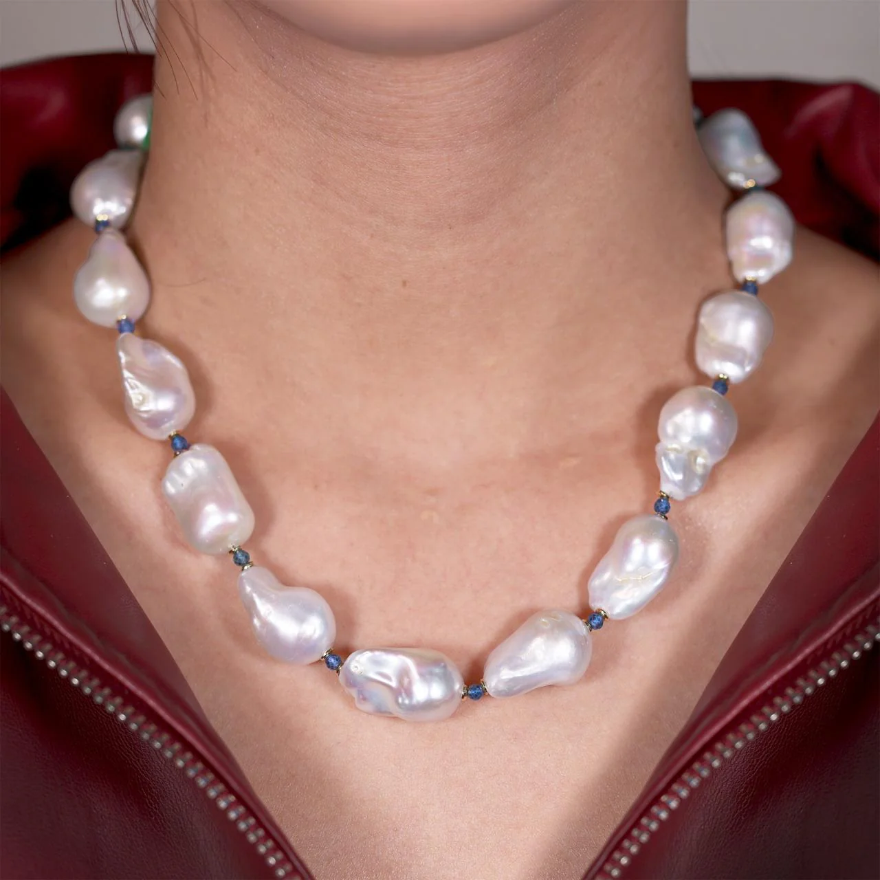 Baroque freshwater pearls and apatite beads necklace with gold-plated silver fittings from the Carmela Cerrone Collection - Image 2