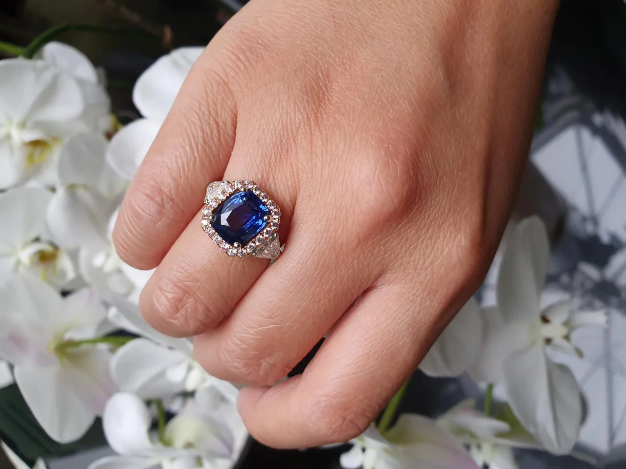 SONGO DI PRIMAVERA - Platinum and 18ct rose gold cushion cut blue sapphire and pink diamond ring - Image 4