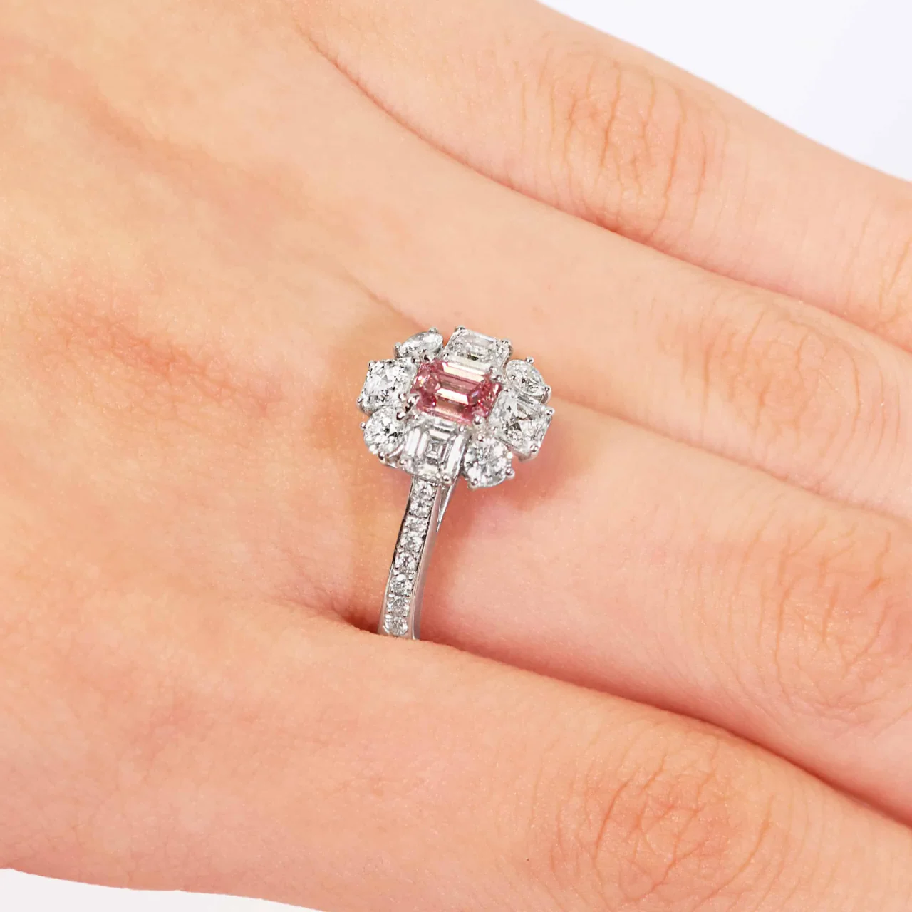 VERONA ROSE - Platinum fancy intense purplish pink diamond, carre and round brilliant cut white diamond halo engagement ring - Image 3